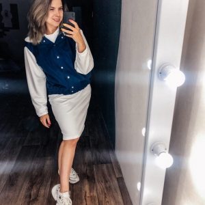 Выкройка женского легкого бомбера с капюшоном и джинсов.