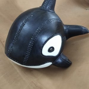 Выкройка кожаной игрушки-куклы в виде косатки.