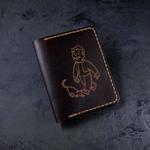 Выкройка тонкого бифолда с идеями гравировки в стиле игры Fallout.
