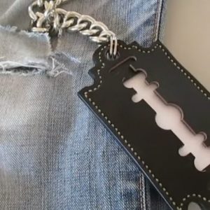 Выкройка кожаной визитницы в форме лезвия бритвы.