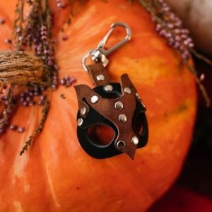 Выкройка кожаного брелока с мордочкой совы.