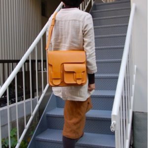 Выкройка кожаного мессенджера на плечо с клапаном от азиатских мастеров.