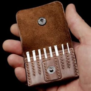 Выкройка небольшого кожаного чехла для иголок с пуговицей.