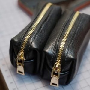 Выкройка кожаного кошелька с двумя отделениями на молнии для монет.