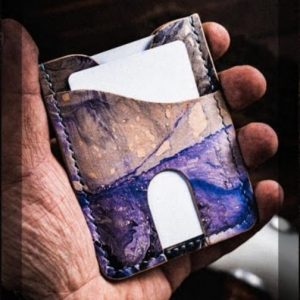 Визитница из кожи с узором и прорезью для быстрого доступа к картам.