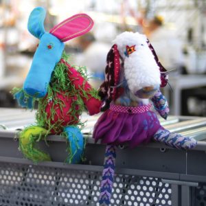 Выкройка мягкой плюшевой игрушки для собаки с деталями для разных частей игрушки и швов.