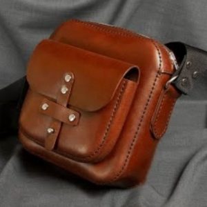 Выкройка мужской кожаной сумки через плечо для документов с четкими линиями и деталями.