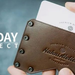 Выкройка кожаной визитницы на белом фоне.