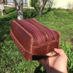 Выкройка двойной кожаной дорожной сумки с двумя отделениями.