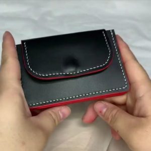 Выкройка кожаного кошелька-гармошки для монет с застежкой посередине.