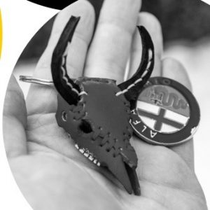 Брелок с изображением черепа буйвола.