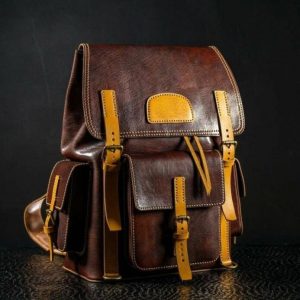 Рюкзак Roll Top из узорчатой кожи со складным клапаном.