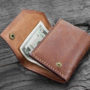 Выкройка кожаного кошелька на кнопках с закрывающимся клапаном.