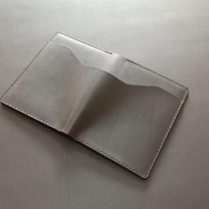 Выкройка кожаной обложки на паспорт с отделениями для банковских карт и банкнот.