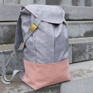 Выкройка большого тканевого городского рюкзака с закрывающимся клапаном.