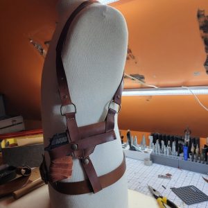 Выкройка кожаной кобуры для пистолета с карманом для дополнительных магазинов.