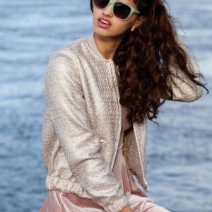 Выкройка женской легкой куртки с элементами дизайна и деталями для пошива.