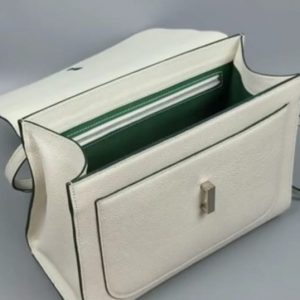 Выкройка женской кожаной сумочки с классическим дизайном и деталями.