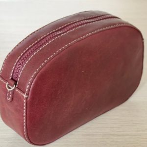 Выкройка простого кожаного органайзера на белом фоне.