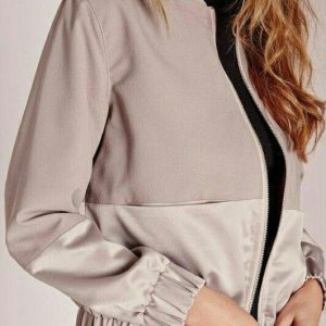 Выкройка женского бомбера из ткани.