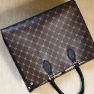 Женская кожаная сумка Tote с узором.