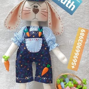 Выкройка мягкой игрушки кролика в одежде с морковкой.