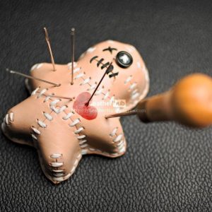 Выкройка кожаной подушечки для иголок в виде человечка.