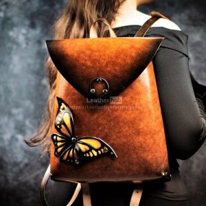 Выкройка кожаного рюкзака с принтом бабочки для девочки.