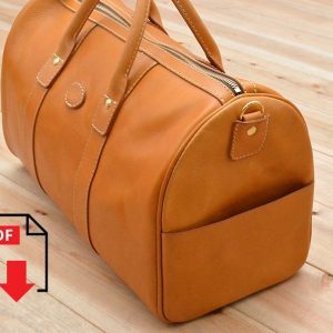 Выкройка большой дорожной сумки с указанием различных деталей и секций.