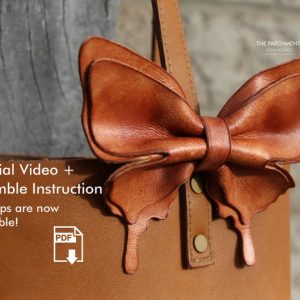 Узор в виде бабочки на кожаной поверхности.