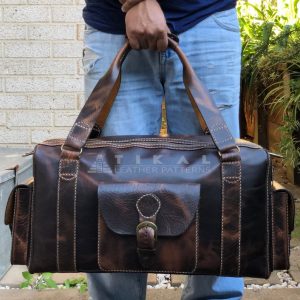 Выкройка большой дорожной сумки из кожи с обозначенными частями и линиями для швов.