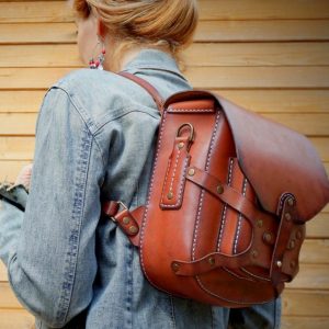 Выкройка кожаного рюкзака с верхним клапаном.