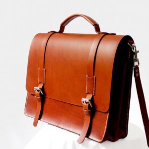 Выкройка кожаного делового портфеля для документов на белом фоне.