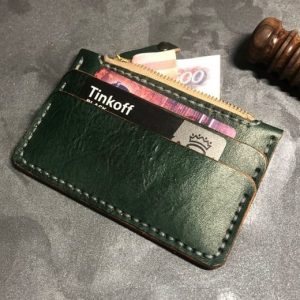 Кожаная молния с прорезями для пластиковых карточек.