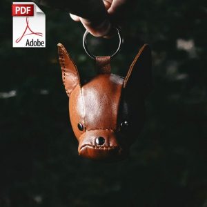 Кожаный брелок с выгравированным узором головы бульдога.