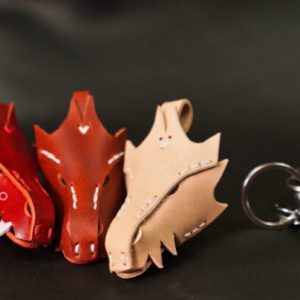 Кожаный брелок с изображением головы дракона.