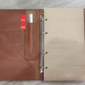 Кожаная обложка для блокнота с узором и встроенным органайзером.