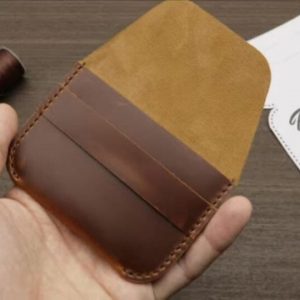 Выкройка кожаной визитницы с клапаном для банковских карт на белом фоне.