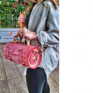 Выкройка для кожаной сумки цилиндрической формы с указанием деталей и линий сгиба.