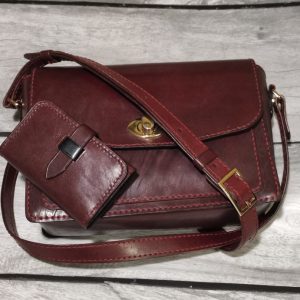 Выкройка кожаной сумки-почтальона на белом фоне.