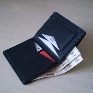 Выкройка кожаного кошелька для документов на машину с прорезями для водительских прав и паспорта автомобиля.