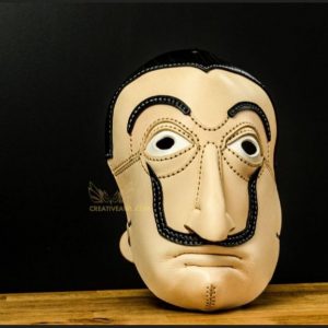 Выкройка кожаной маски для лица с характерным дизайном.