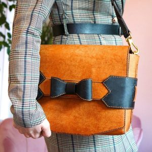 Выкройка женской кожаной сумки для документов с бантиком.