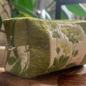 Выкройка для текстильной дорожной косметички с несколькими карманами.