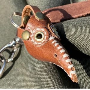 Кожаный брелок в форме маски чумного доктора.