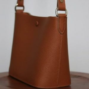 Выкройка кожаной женской сумки через плечо с деталями для основных панелей и ремня.