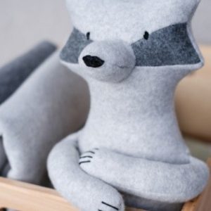 Выкройка мягкой игрушки енота для кроватки.