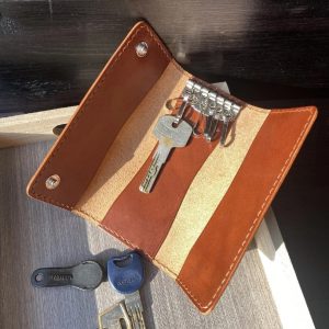 Выкройка для кожаной ключницы с размещением колец и карманов.