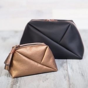 Выкройка двух косметичек из ткани или экокожи.