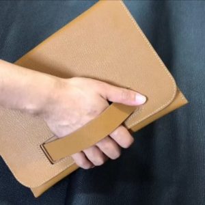 Выкройка женского кожаного клатча с ручкой и застежкой.